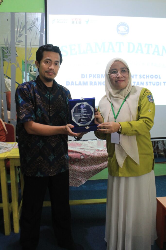 Foto penyerahan plakat dari dinas pendidikan Kendari 